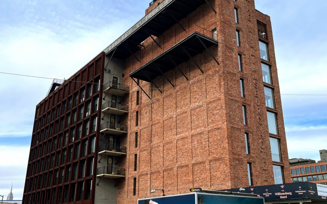 Arlo Williamsburgs byggnad i januari 2023, före namnbytet från The Williamsburg Hotel.