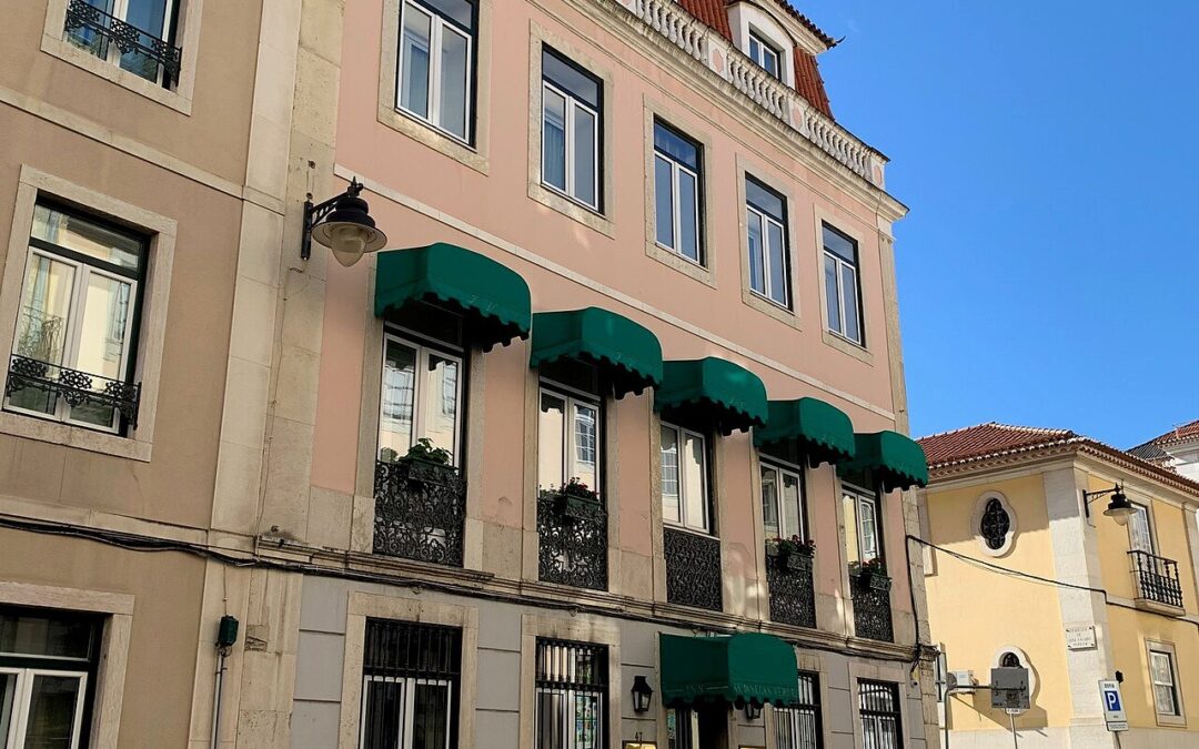 Exteriör av As Janelas Verdes vid Rua das Janelas Verdes 47, Lissabon. Foto från 2021.