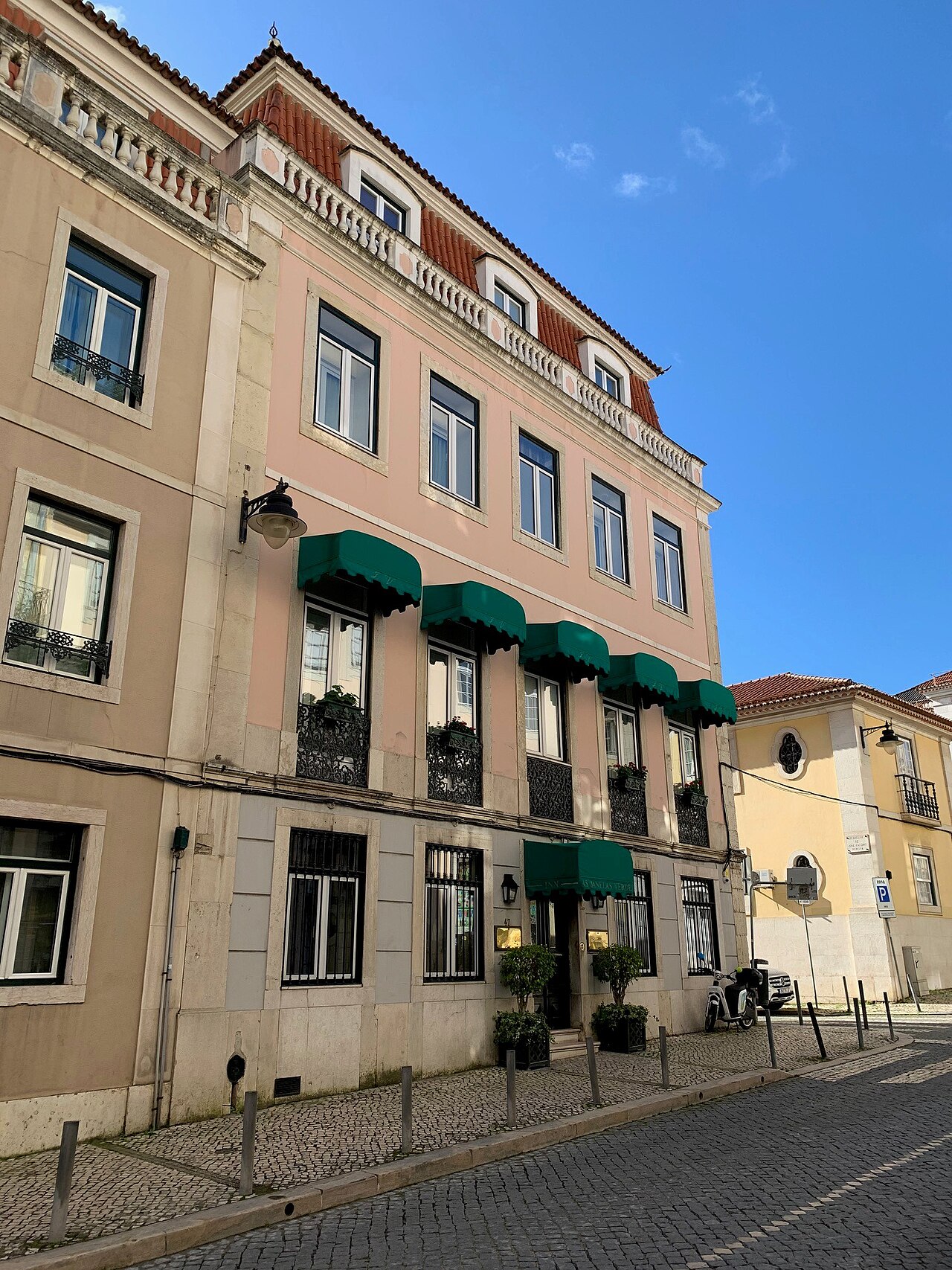 Exteriör av As Janelas Verdes vid Rua das Janelas Verdes 47, Lissabon. Foto från 2021.