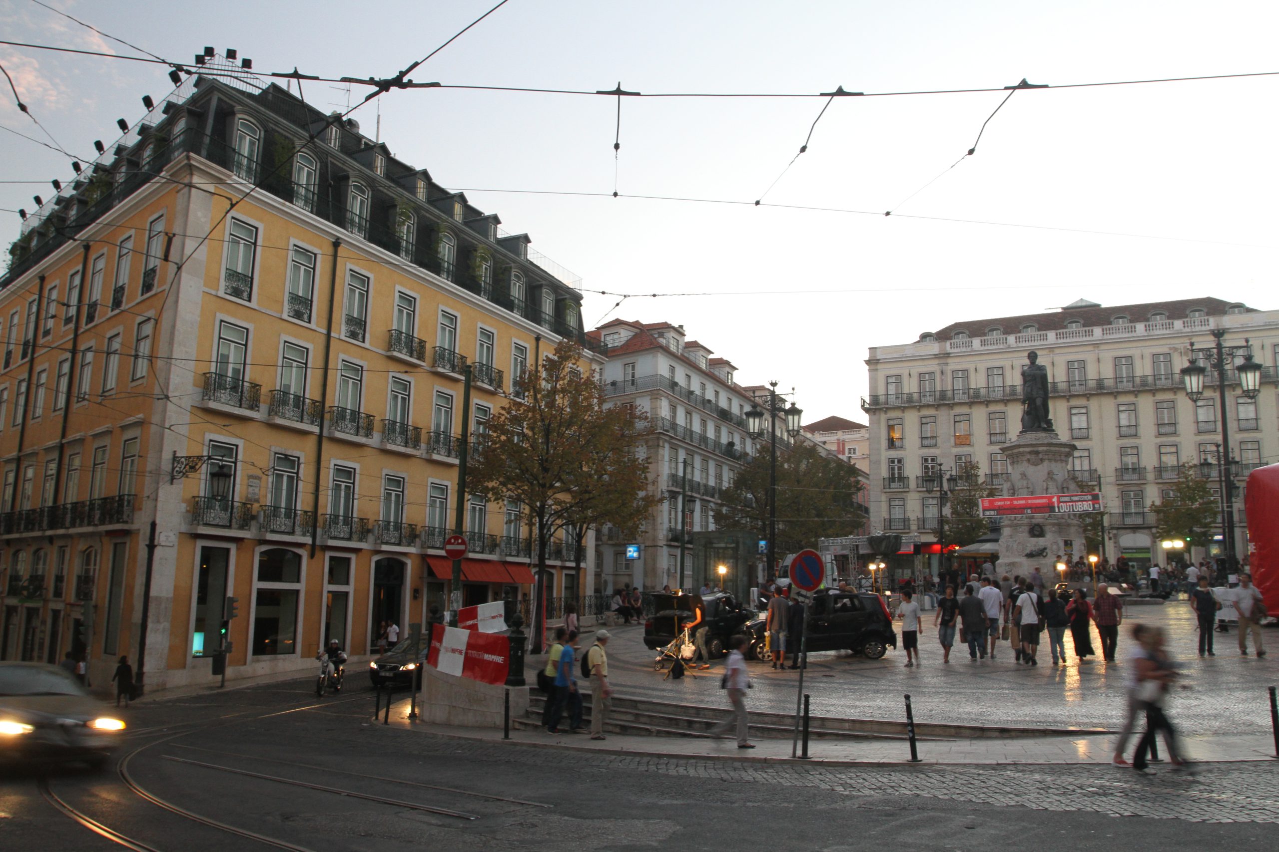 Bairro Alto Hotels exteriör vid Praça Luís de Camões. Foto från september 2011, före hotellets senare ombyggnad.