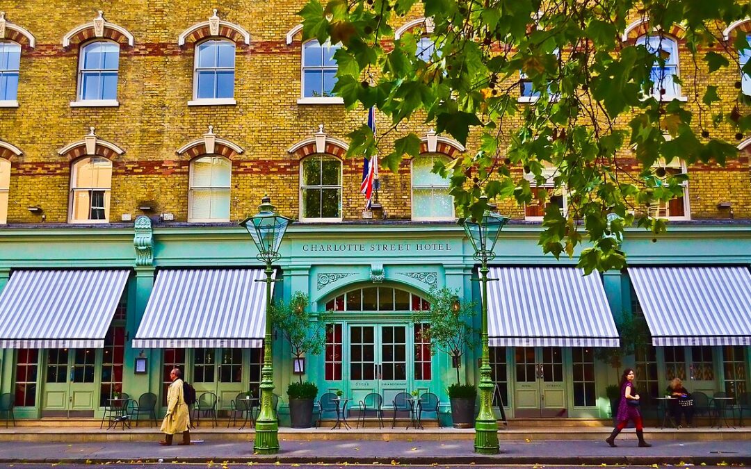 Exteriör av Charlotte Street Hotel vid 15–17 Charlotte Street, London. Foto från 2011.