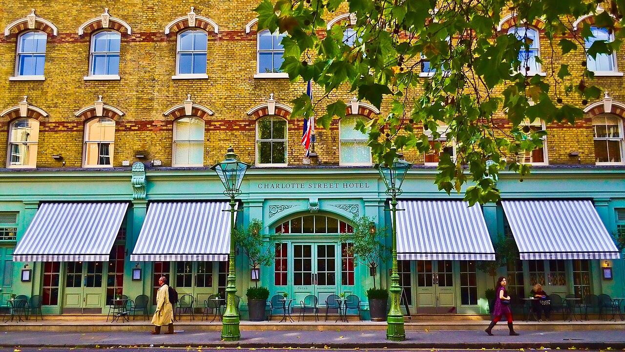 Exteriör av Charlotte Street Hotel vid 15–17 Charlotte Street, London. Foto från 2011.