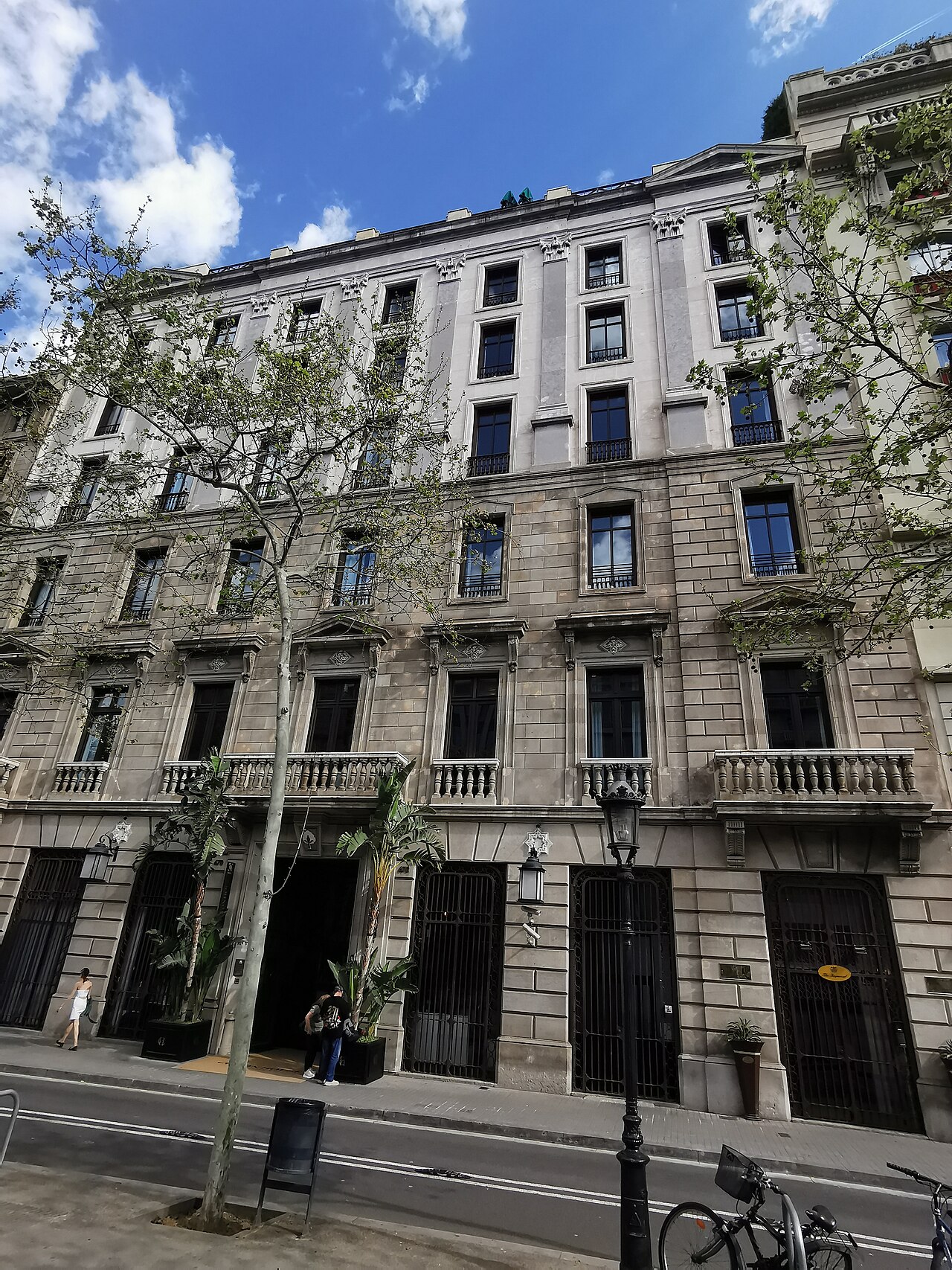 Exteriör av Cotton House Hotel vid Gran Via de les Corts Catalanes 670, Barcelona. Dokumentärt foto; fotograferingsår saknas i källmetadata.