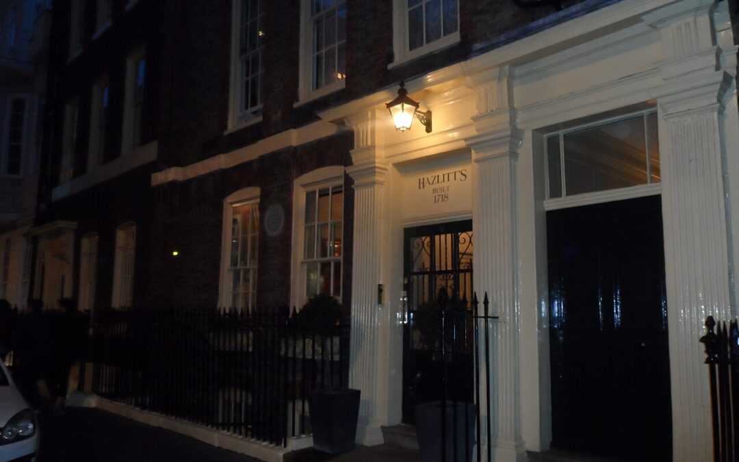Exteriör av Hazlitt’s vid 6 Frith Street, London. Foto från 2014.
