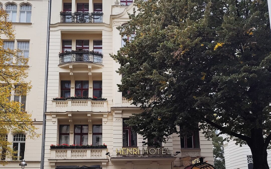 Exteriör av HENRI Hotel Berlin vid Meinekestraße 9, Berlin. Foto från 2025.