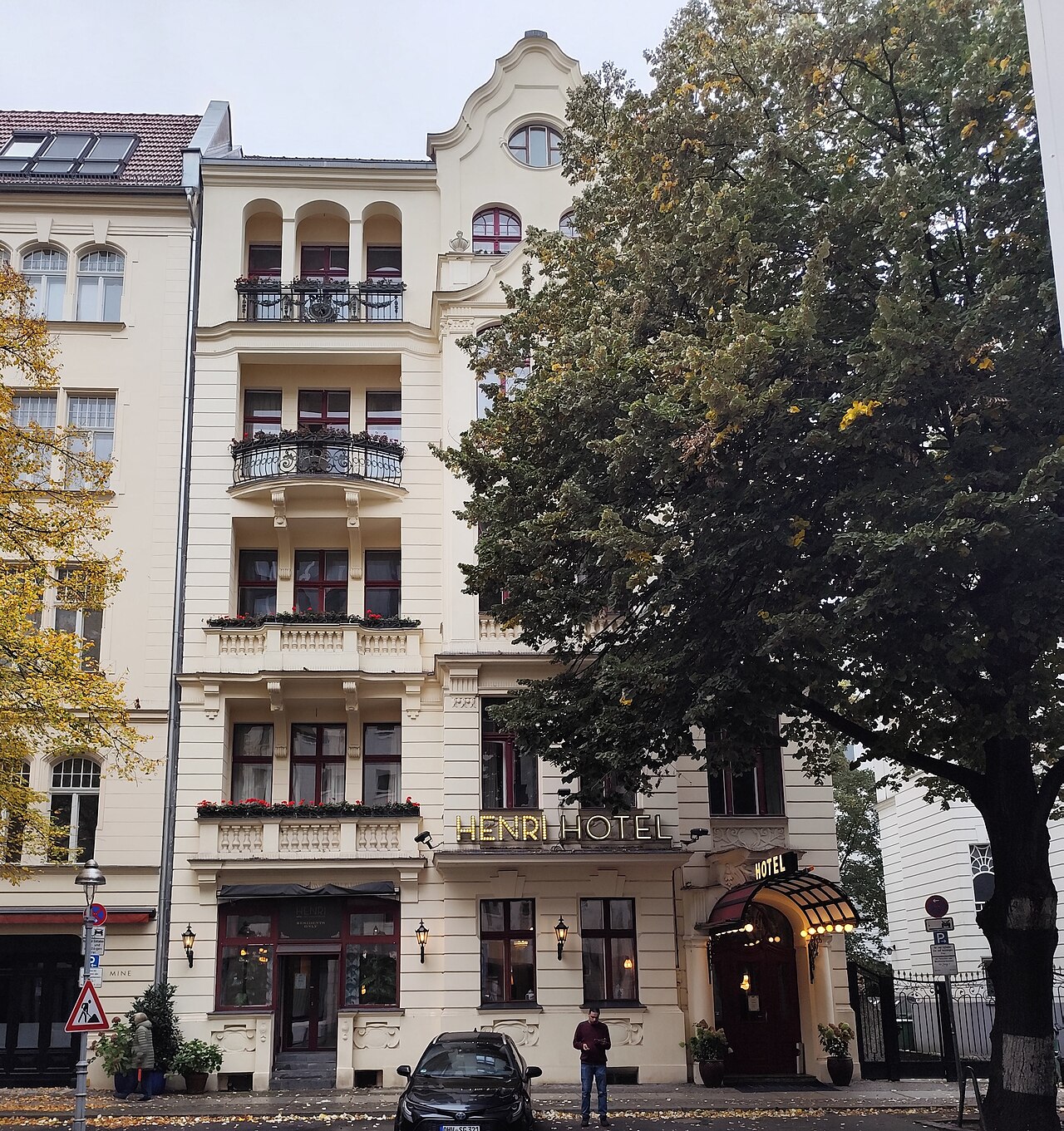 Exteriör av HENRI Hotel Berlin vid Meinekestraße 9, Berlin. Foto från 2025.
