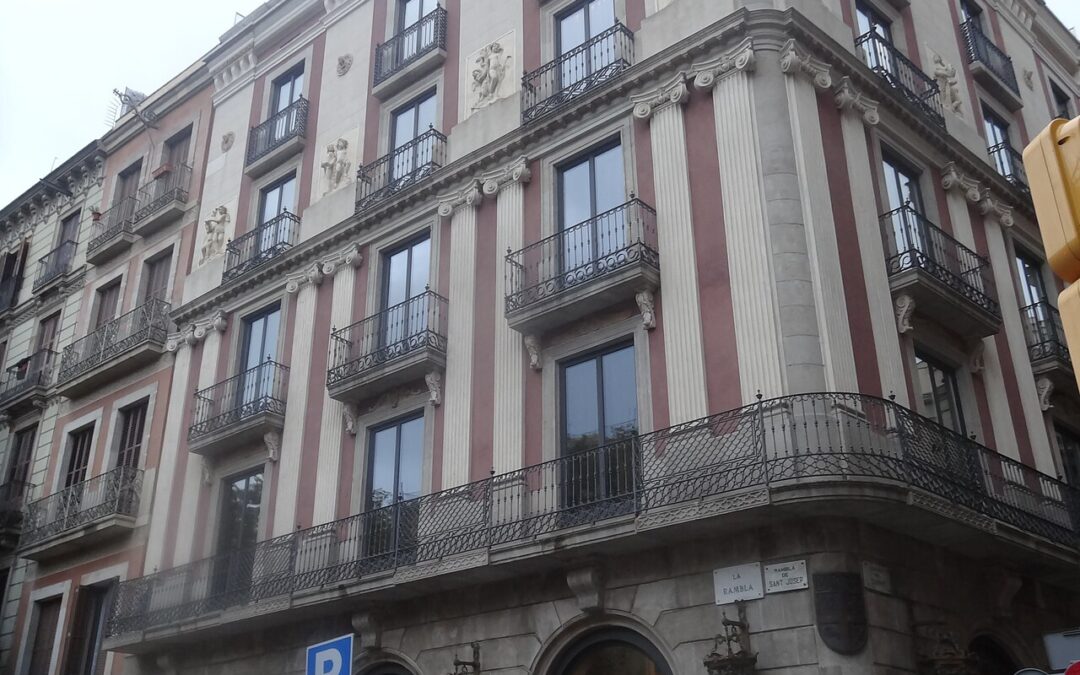 Exteriör av Hotel Bagués vid La Rambla 105, Barcelona. Foto från 2014.