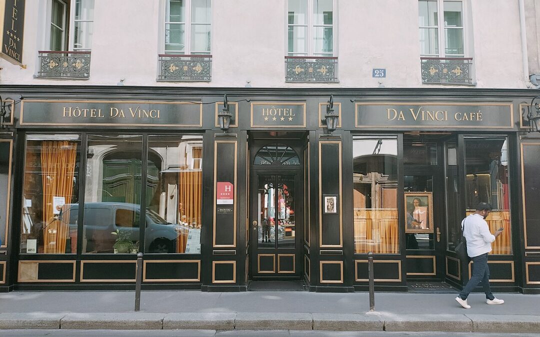 Exteriör av Hôtel Da Vinci vid 25 rue des Saints-Pères, Paris. Dokumentärt foto; fotograferingsår saknas i källmetadata.