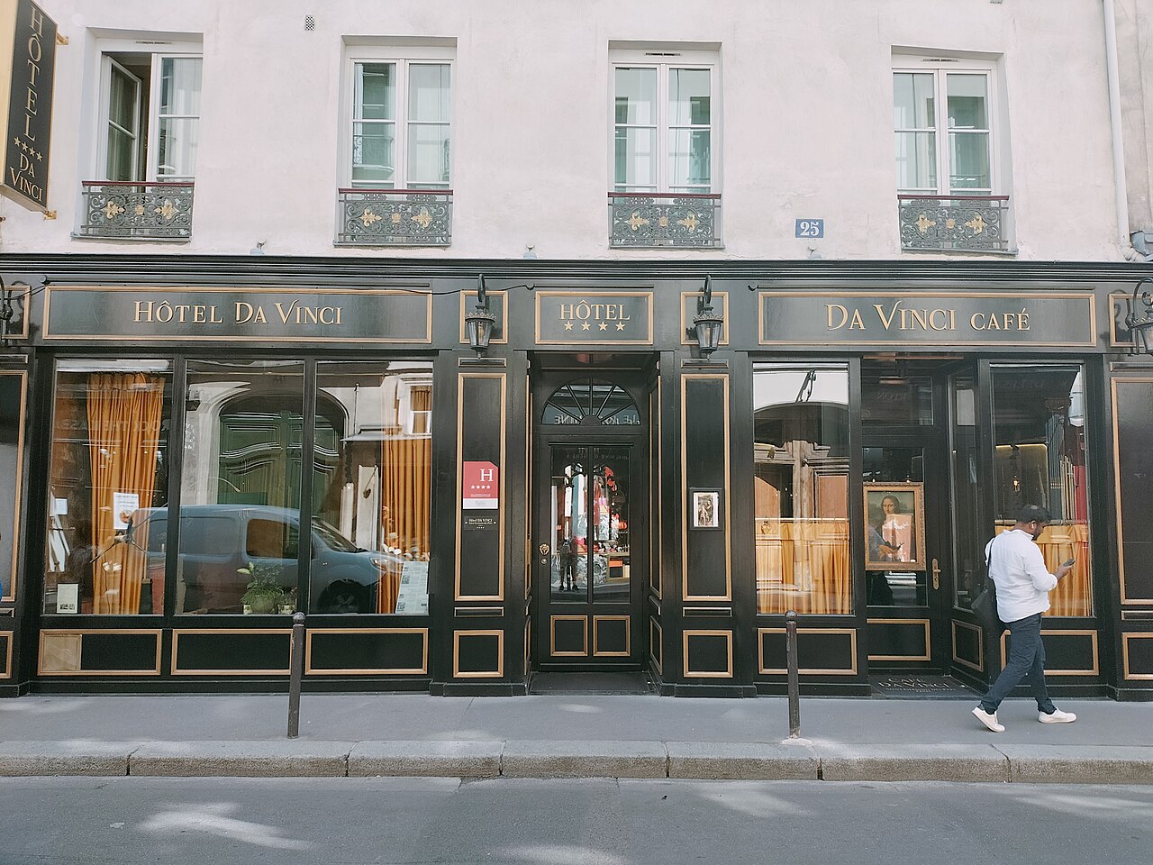 Exteriör av Hôtel Da Vinci vid 25 rue des Saints-Pères, Paris. Dokumentärt foto; fotograferingsår saknas i källmetadata.