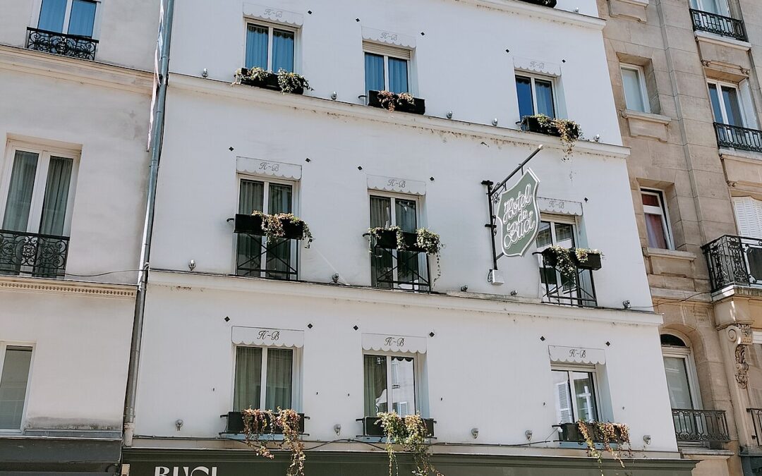 Exteriör av Hôtel de Buci vid 22 rue de Buci, Paris. Dokumentärt foto; fotograferingsår saknas i källmetadata.