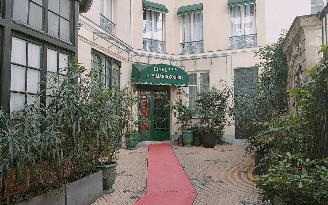 Exteriör av Hôtel des Marronniers vid 21 rue Jacob, Paris. Dokumentärt foto; fotograferingsår saknas i källmetadata.