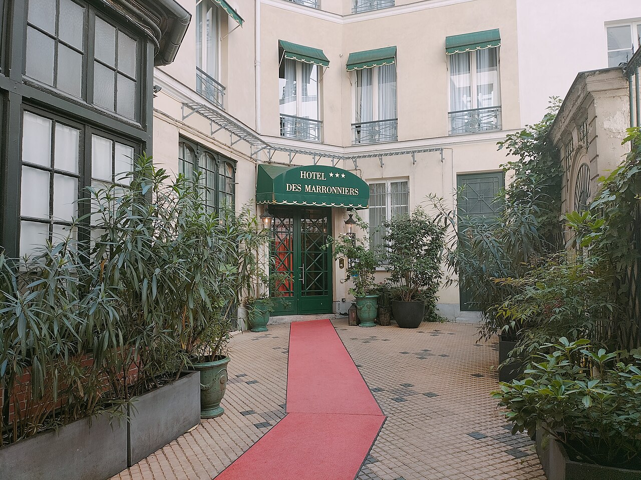 Exteriör av Hôtel des Marronniers vid 21 rue Jacob, Paris. Dokumentärt foto; fotograferingsår saknas i källmetadata.