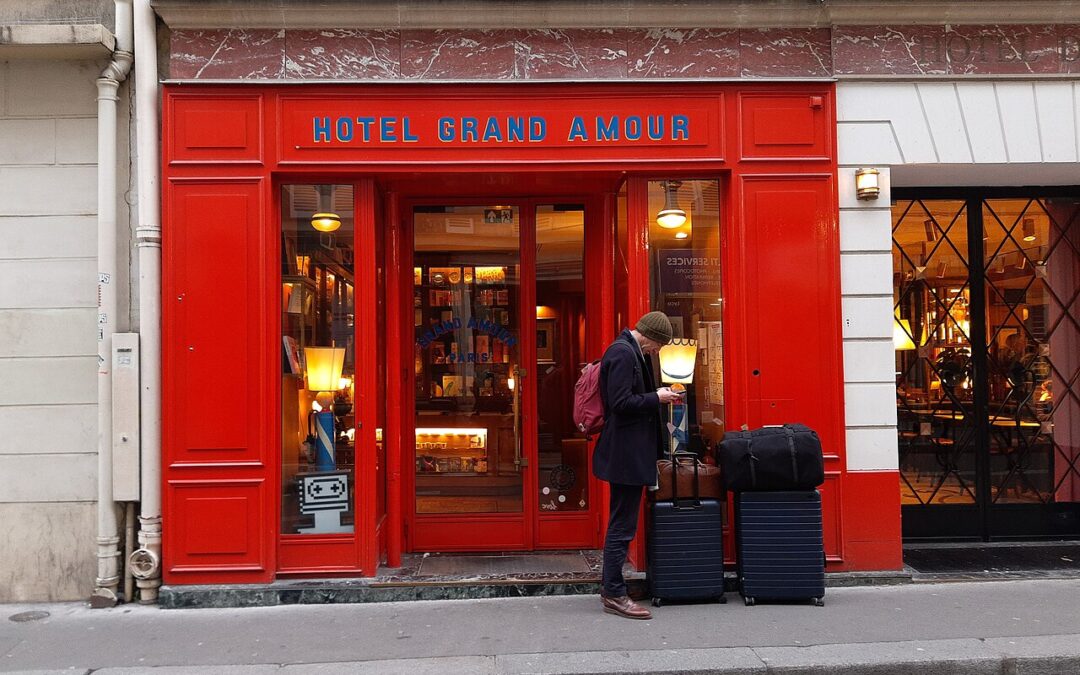 Exteriör av Hôtel Grand Amour vid 18 rue de la Fidélité, Paris. Foto från 2023.