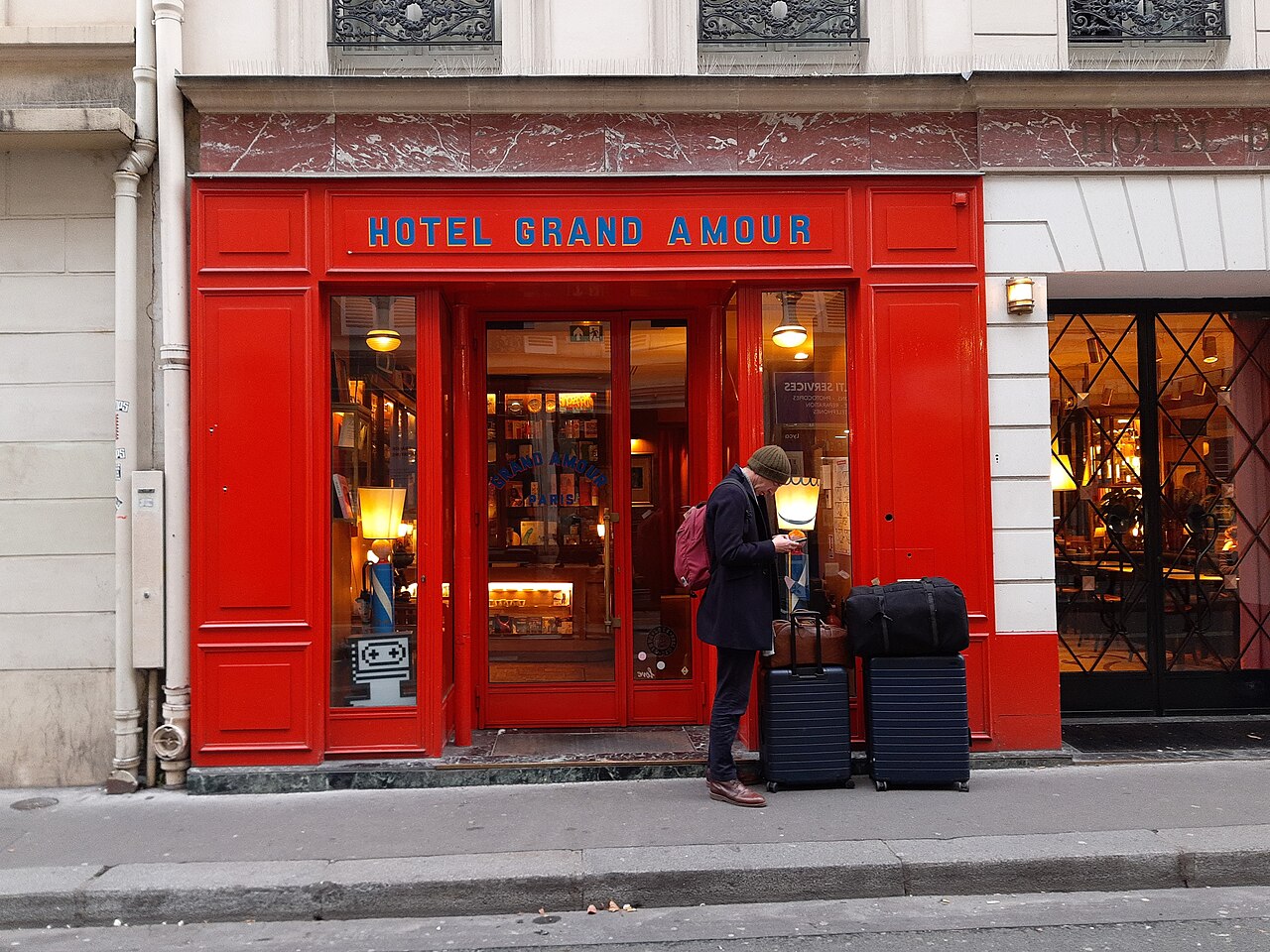 Exteriör av Hôtel Grand Amour vid 18 rue de la Fidélité, Paris. Foto från 2023.