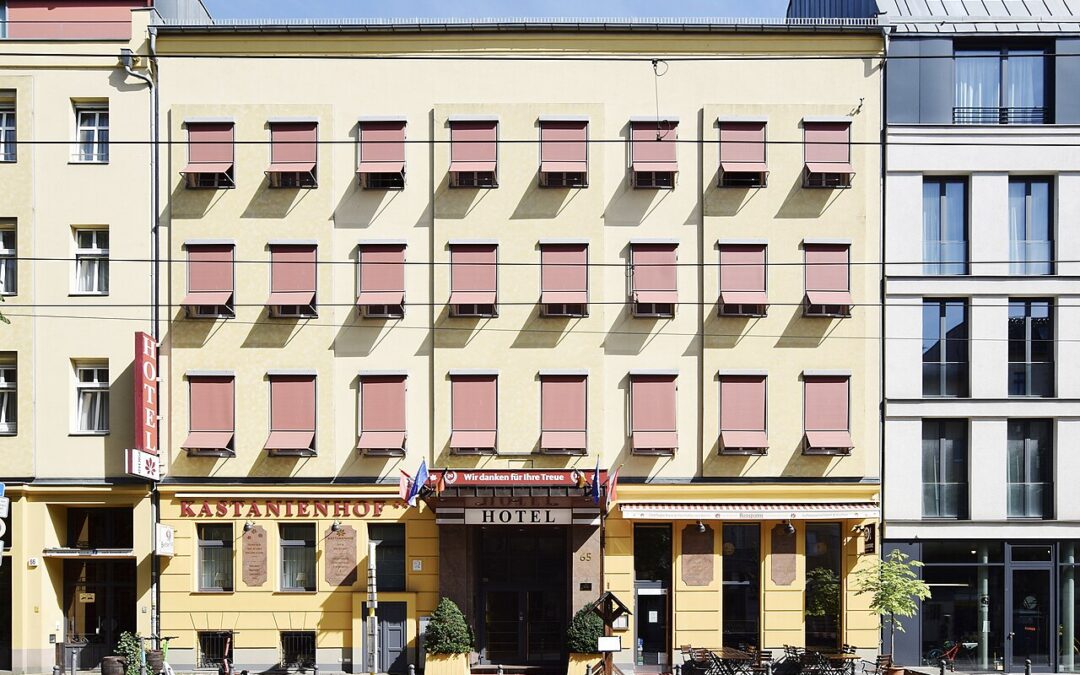 Exteriör av Hotel Kastanienhof vid Kastanienallee 65, Berlin. Foto från 2022.