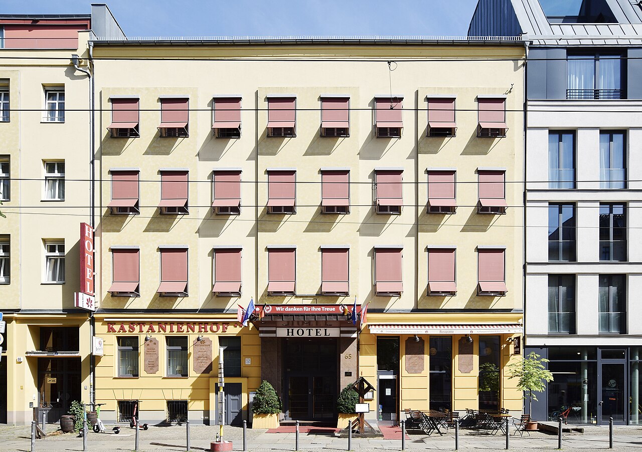 Exteriör av Hotel Kastanienhof vid Kastanienallee 65, Berlin. Foto från 2022.