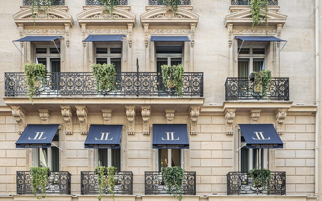 Exteriör av Hôtel Lancaster vid 7 rue de Berri, Paris. Foto från 2023.