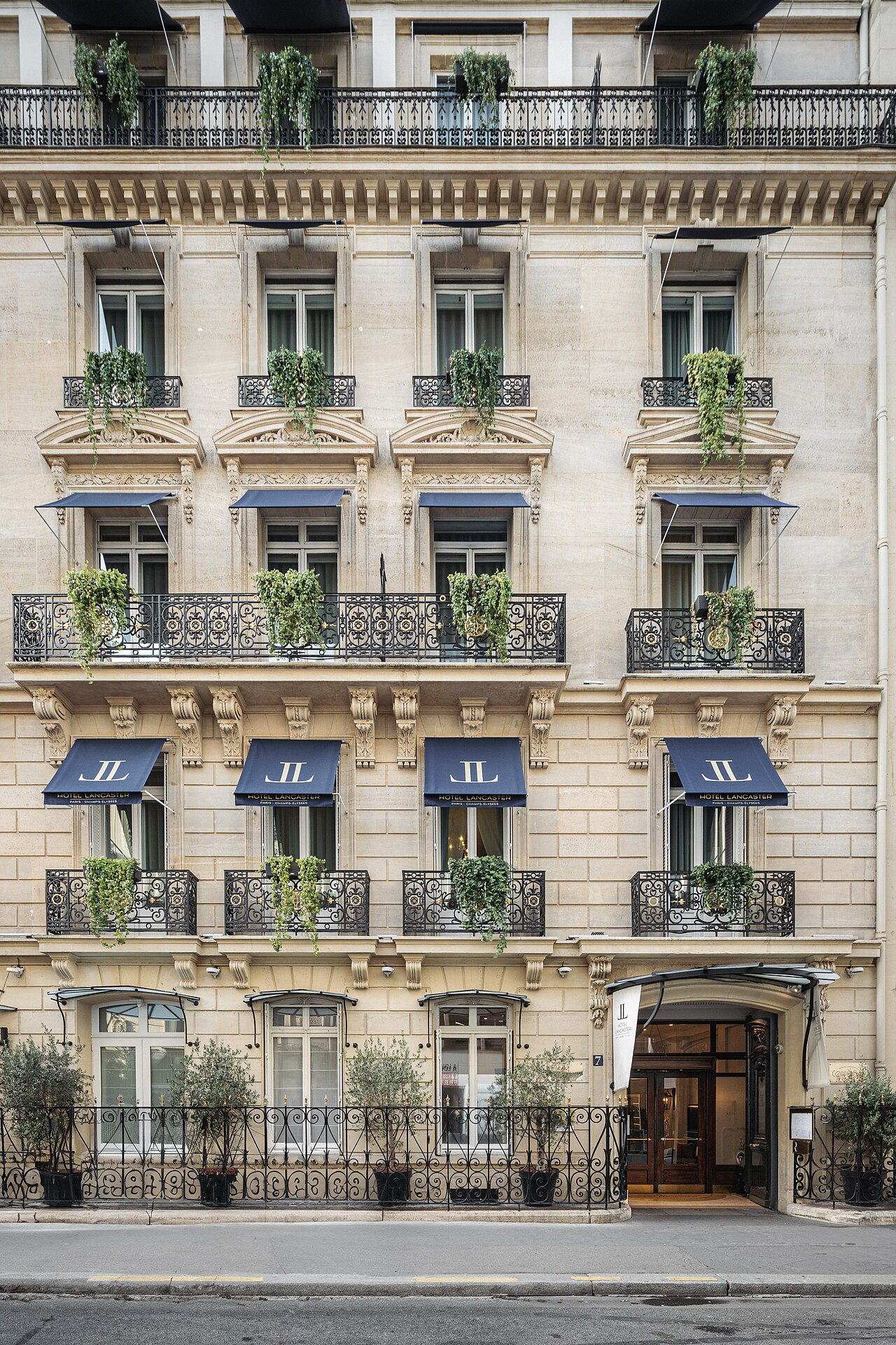 Exteriör av Hôtel Lancaster vid 7 rue de Berri, Paris. Foto från 2023.