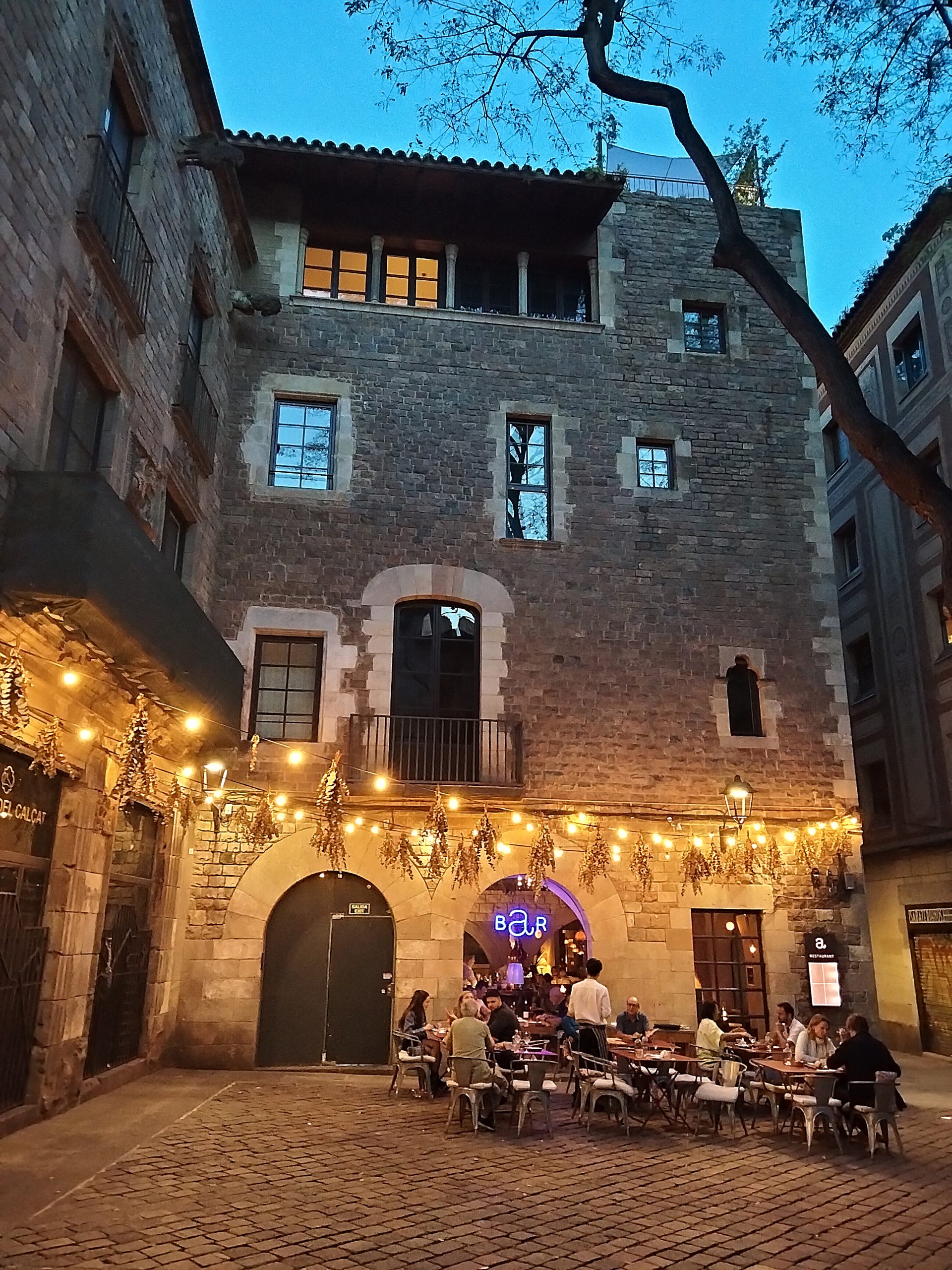 Hotel Neris fasad mot Plaça de Sant Felip Neri. Foto från maj 2025.