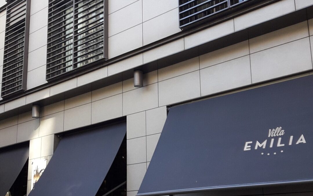 Exteriör av Hotel Villa Emilia vid Carrer de Calàbria 115–117, Barcelona. Foto från 2022.