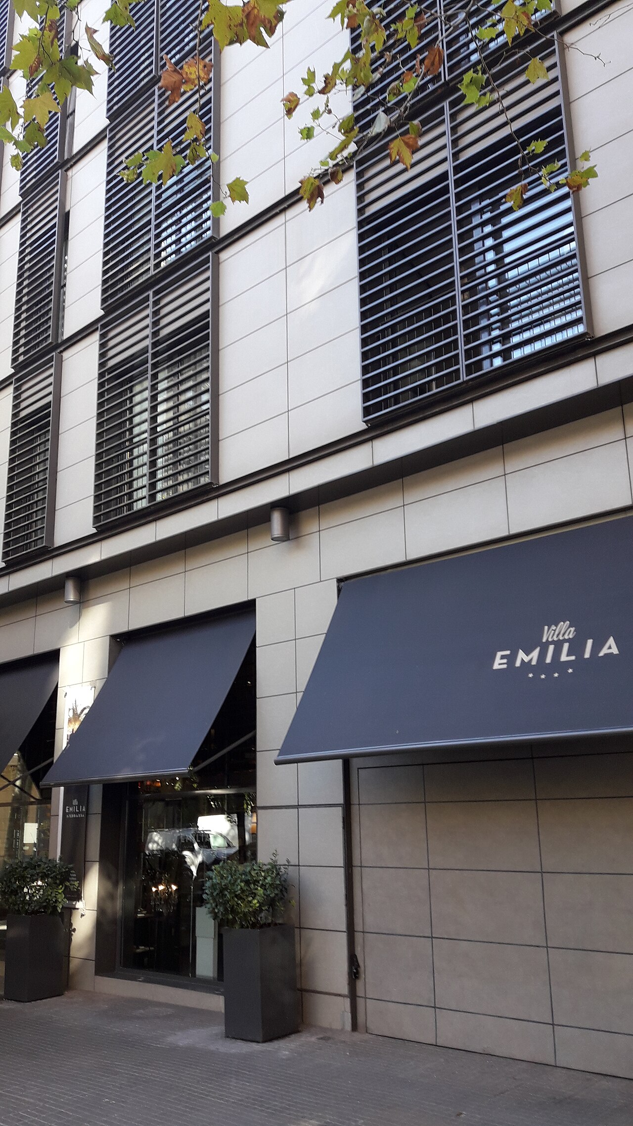 Exteriör av Hotel Villa Emilia vid Carrer de Calàbria 115–117, Barcelona. Foto från 2022.