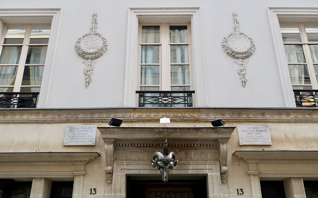 Exteriör av L’Hôtel vid 13 rue des Beaux-Arts, Paris. Foto från 2019.