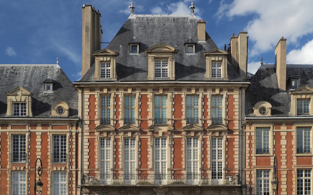 Fasaden vid 28 Place des Vosges, adressen till Le Pavillon de la Reine. Foto från maj 2017.