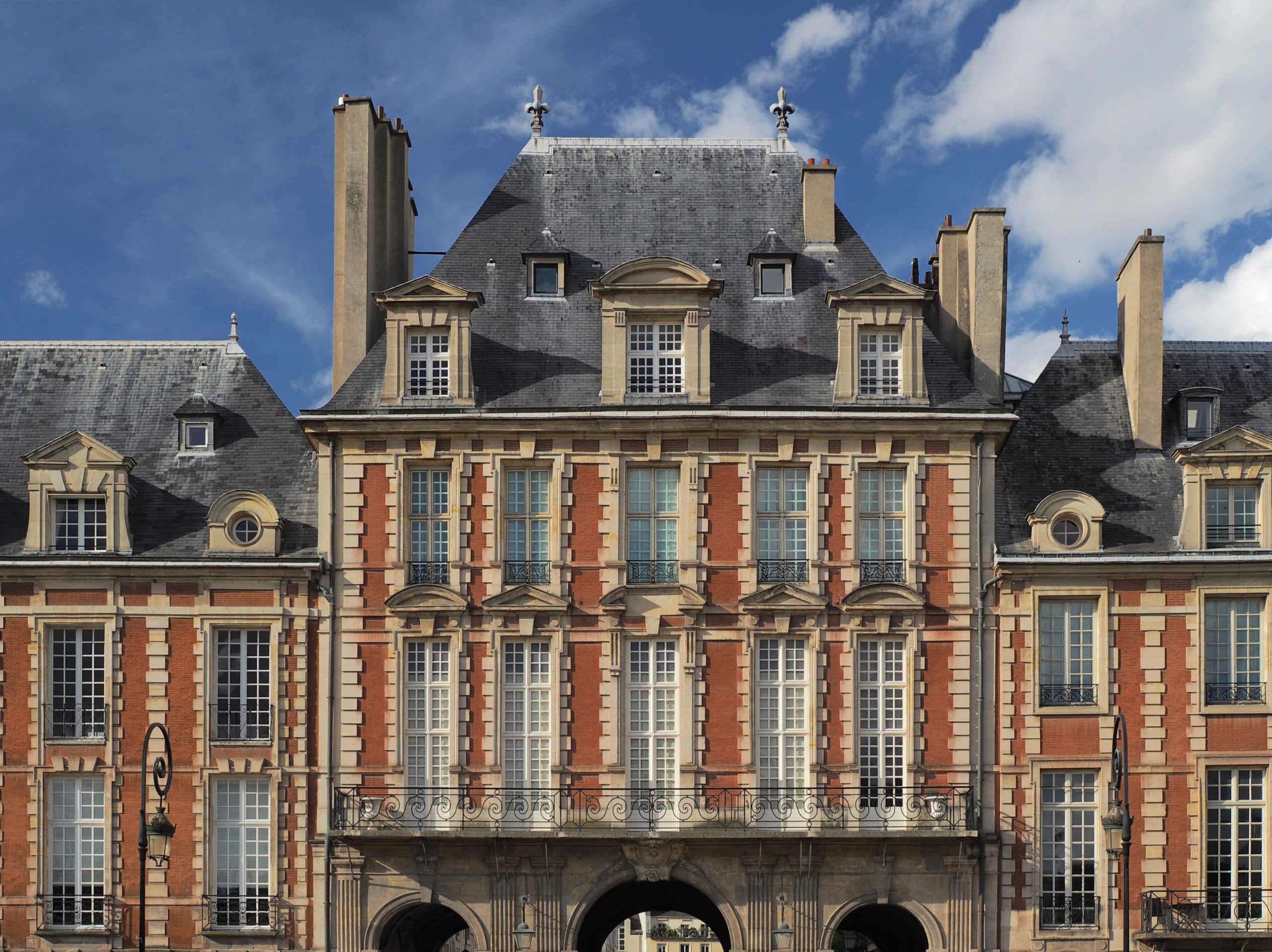 Fasaden vid 28 Place des Vosges, adressen till Le Pavillon de la Reine. Foto från maj 2017.