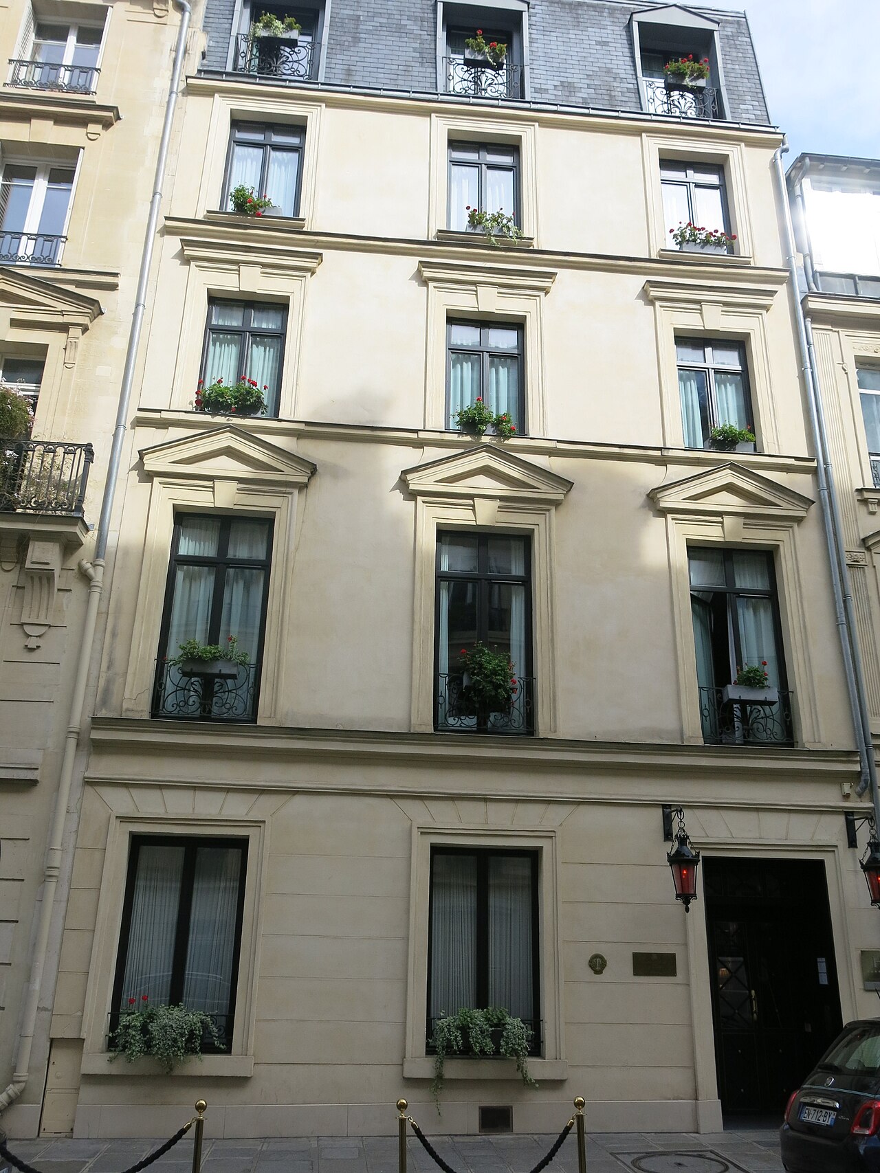 Exteriör av Maison Souquet vid 10 rue de Bruxelles, Paris. Foto från 2026.