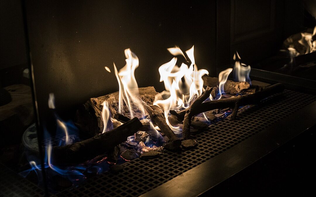Detalj av eldstaden i Monbijou Hotels lounge. Visar inte ett gästrum. Foto från 2017.