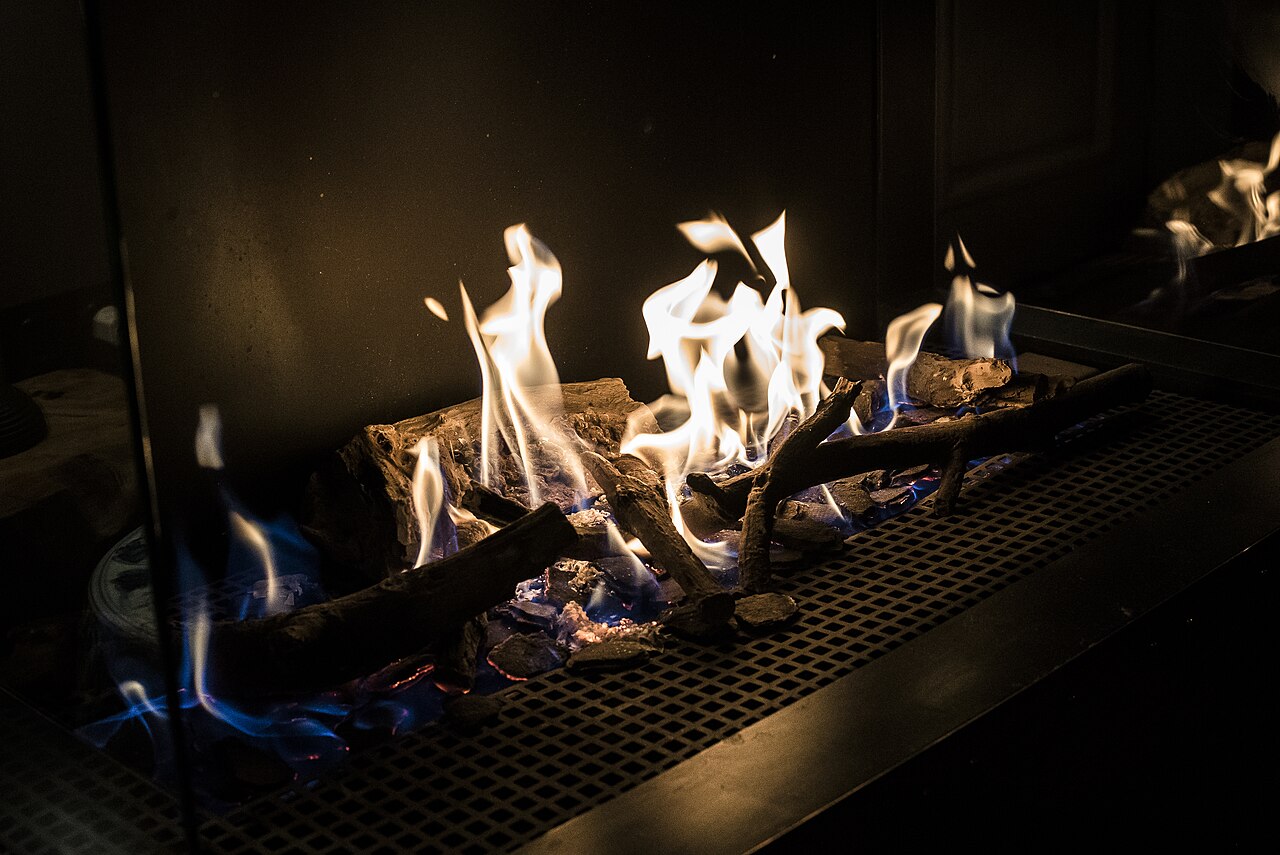 Detalj av eldstaden i Monbijou Hotels lounge. Visar inte ett gästrum. Foto från 2017.