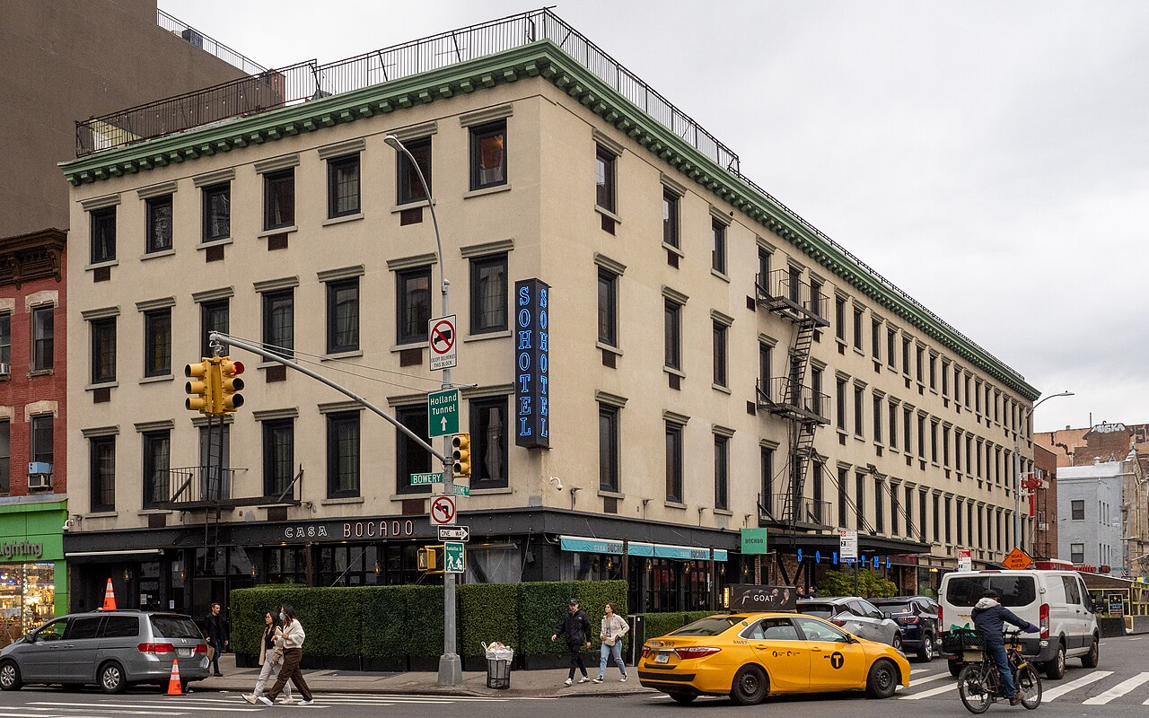 Exteriör av The Sohotel vid 341 Broome Street, New York. Foto från 2021.