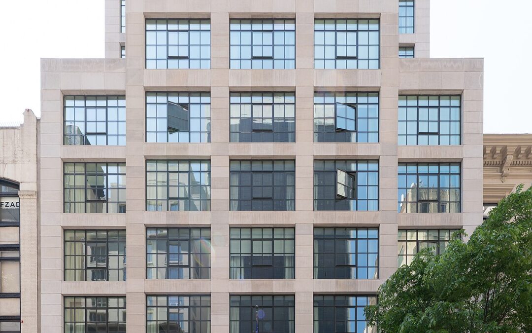 Exteriör av The Whitby Hotel vid 18 West 56th Street, New York. Foto från 2026.
