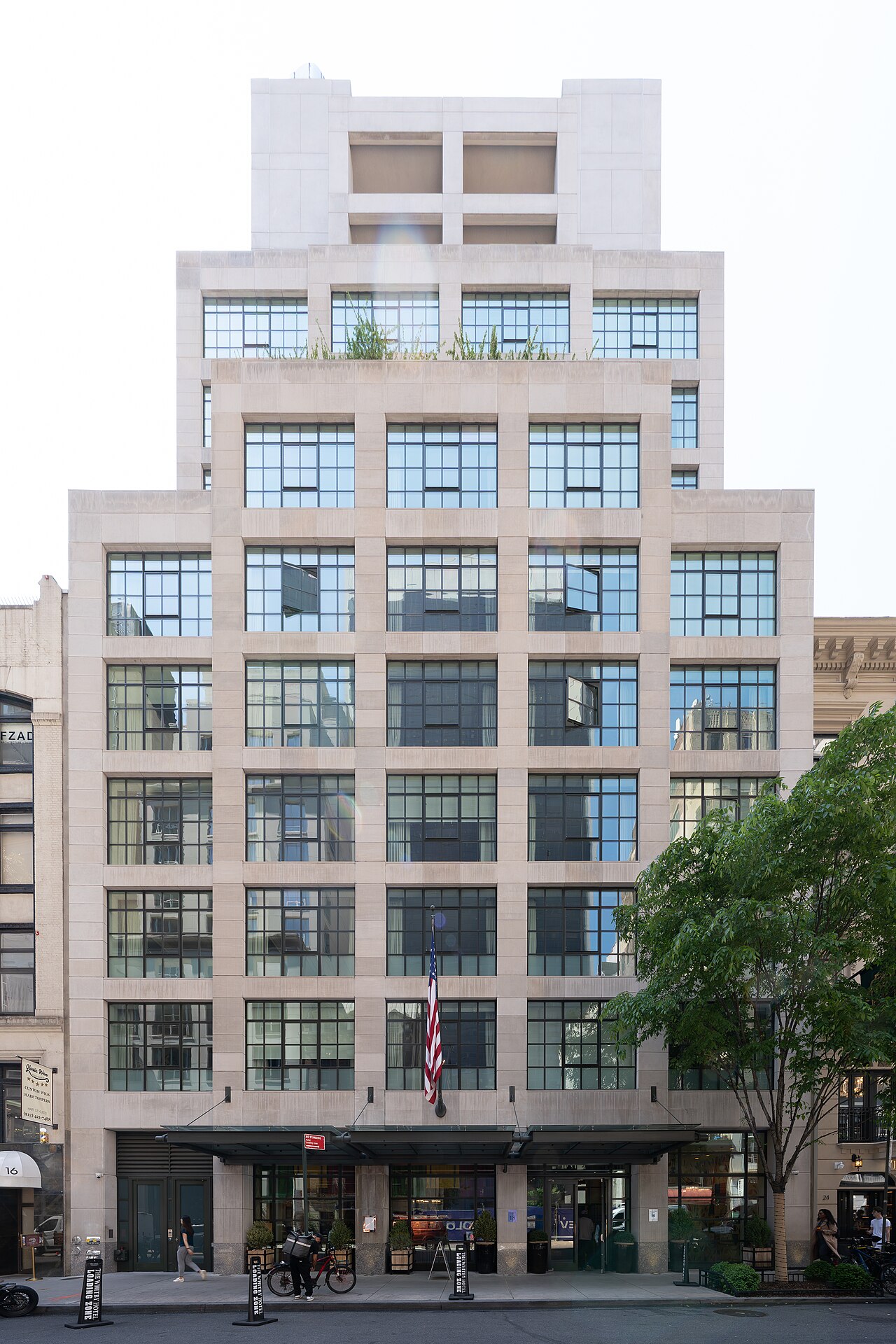 Exteriör av The Whitby Hotel vid 18 West 56th Street, New York. Foto från 2026.