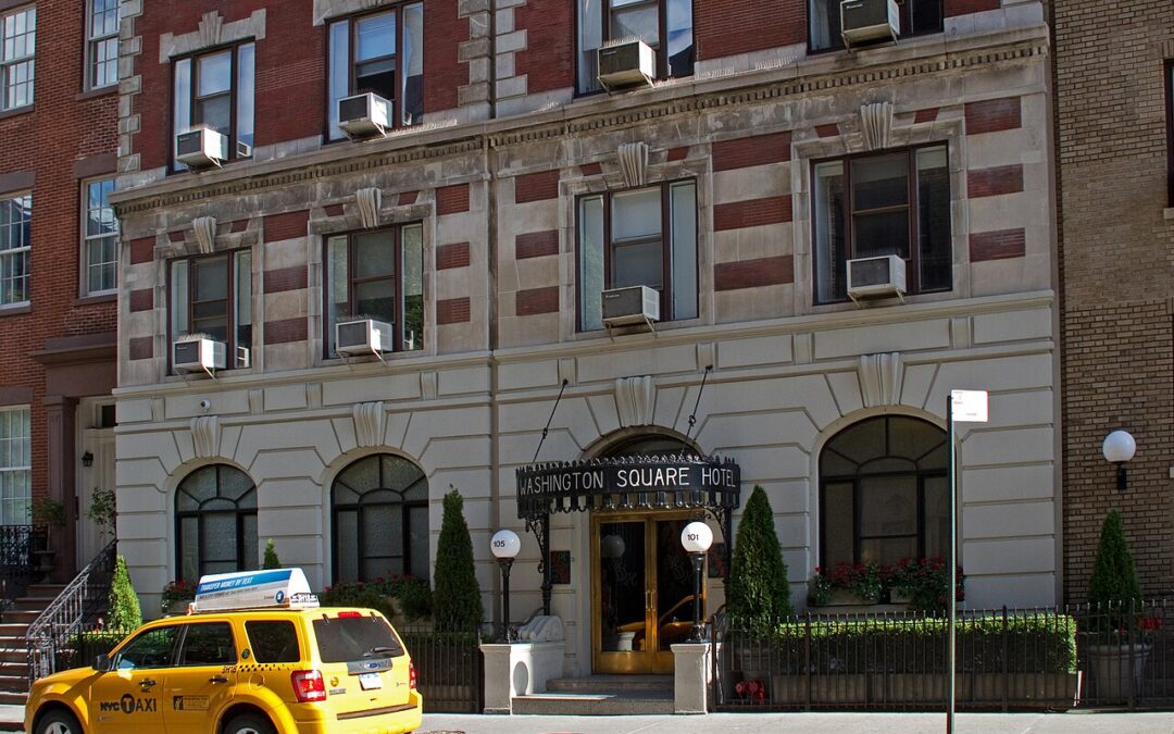Exteriör av Washington Square Hotel vid 103 Waverly Place, New York. Foto från 2011.