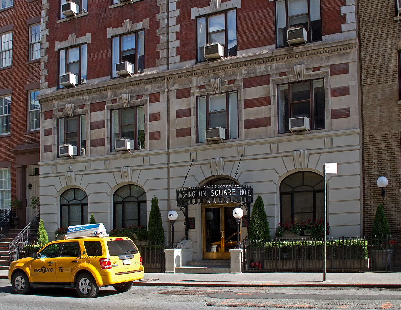 Exteriör av Washington Square Hotel vid 103 Waverly Place, New York. Foto från 2011.